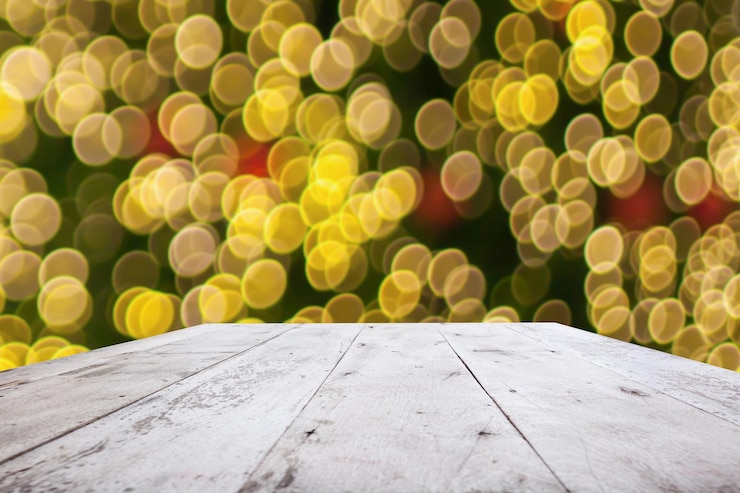 Foto mesa de madera vacía con árbol de navidad borroso con fondo claro de bokeh