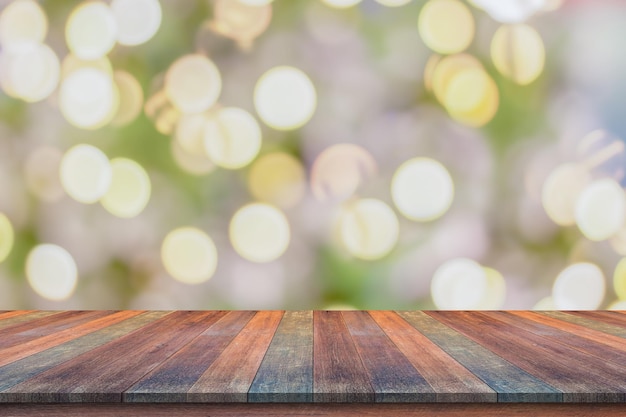 Mesa de madera vacía con árbol de Navidad borroso con fondo claro de bokeh