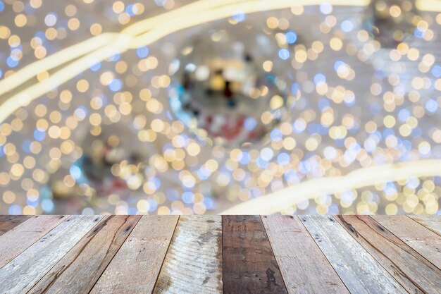 Mesa de madera vacía con árbol de Navidad borroso con fondo claro de bokeh