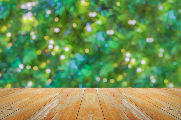 Mesa de madera vacía con árbol de Navidad borroso con fondo claro bokeh