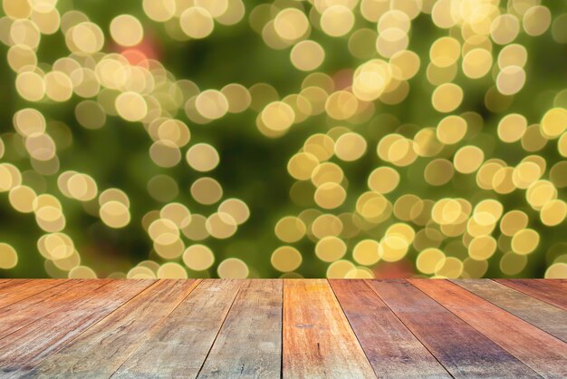 Mesa de madera vacía con árbol de Navidad borroso con fondo claro de bokeh