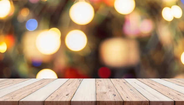 Mesa de madera vacía con árbol de Navidad borroso con fondo de luz bokeh para maqueta