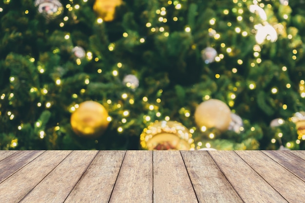 Mesa de madera vacía con árbol de Navidad borroso