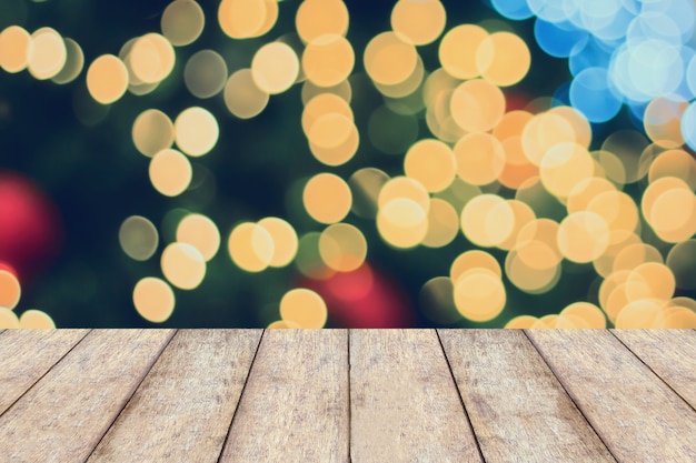 Mesa de madera vacía con árbol de Navidad