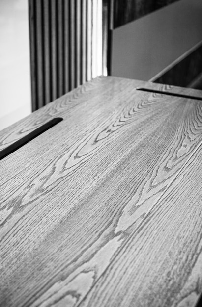 Mesa de madera vacía y áspera en la habitación oscura