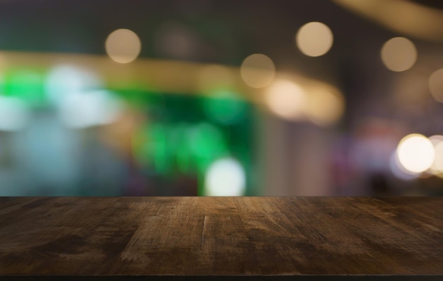 Mesa de madera vacía y borrón del fondo del jardín de la puerta exterior Espacio de mesa de madera vacío para promoción de marketing de texto espacio en blanco para copiar mesa de madera para el fondo