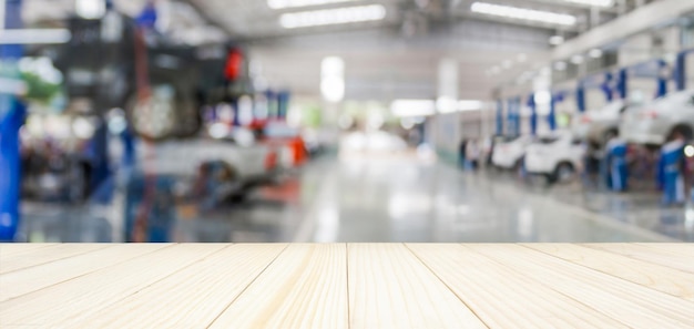 Mesa de madera vacía con centro de servicio de automóviles taller de reparación de automóviles fondo borroso