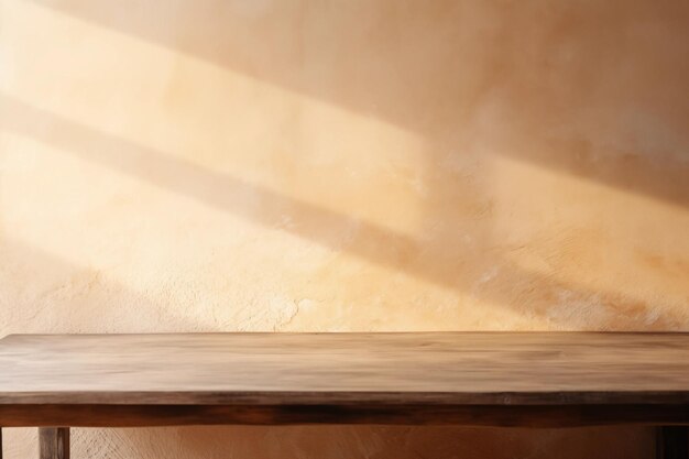 Foto mesa de madera vacía cerca de la pared de estuco con luz solar