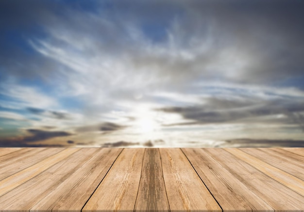 Mesa de madera vacía con cielo nublado en el fondo