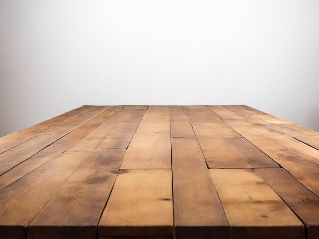 Foto mesa de madera vacía para colocación o montaje de productos con espacio de copia en un fondo blanco aislado foto de alta calidad