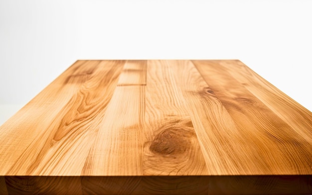 Mesa de madera vacía para la colocación de productos con aislado sobre fondo blanco.