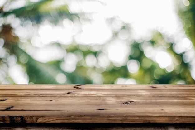 Mesa de madera vacía para colocación de productos o montaje con foco en el fondo natural de la mesa