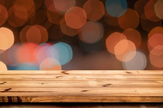 Mesa de madera vacía para la colocación de productos o montaje con foco en la parte superior de la mesa backgr bokeh borrosa