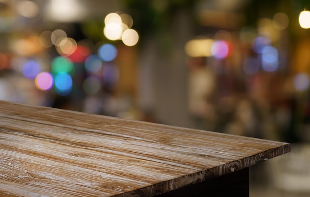 Foto mesa de madera vacía y desdibujado del fondo del jardín de la puerta exterior espacio de mesa de madera vacío para promoción de marketing de texto fondo de espacio de copia de mesa en blanco de madera