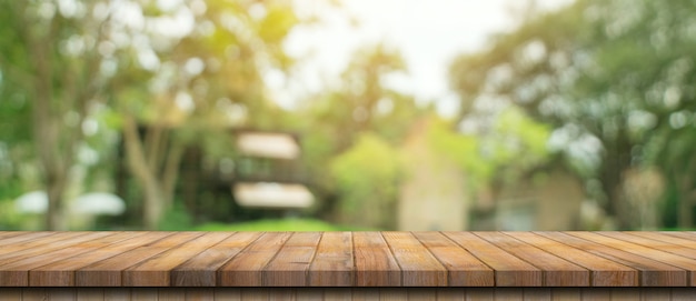 Mesa de madera vacía y desenfocada