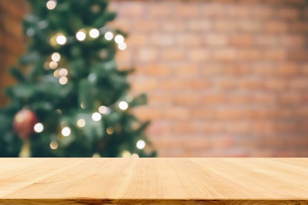 Mesa de madera vacía con desenfoque abstracto árbol de Navidad decorado con adornos Fondo de vacaciones de año nuevo para exhibición de productos de maqueta