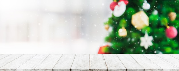 Mesa de madera vacía en desenfoque con bokeh árbol de Navidad y decoración de año nuevo en el fondo de la ventana