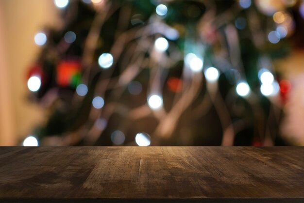 Mesa de madera vacía y desenfoque de brillantes bulbos del brillo luz de la noche Navidad celebración del año nuevo