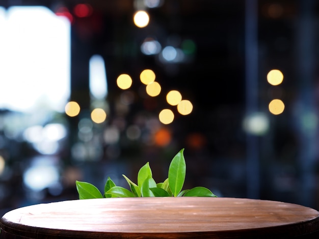 mesa de madera vacía desenfoque cafetería ligera