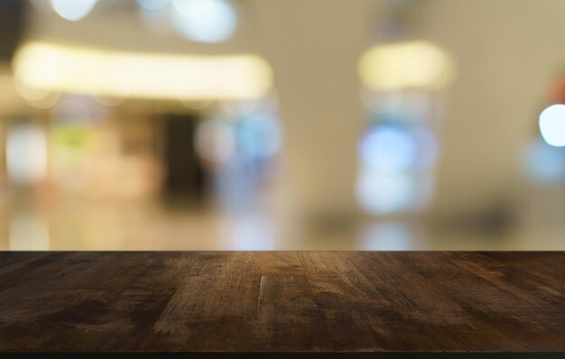 Mesa de madera vacía y desenfoque del fondo del jardín exterior Espacio de mesa de madera vacía para promoción de marketing de texto espacio de copia de mesa de madera en blanco para el fondo