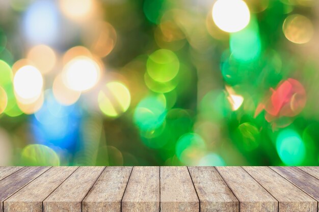 Mesa de madera vacía y desenfoque de luz bokeh de Navidad