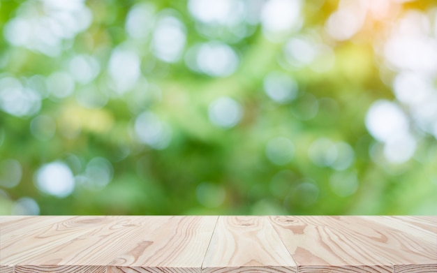 Mesa de madera vacía y desenfoque de la naturaleza