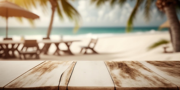 mesa de madera vacía detrás de una playa borrosa con arena blanca y palmeras en un día soleado