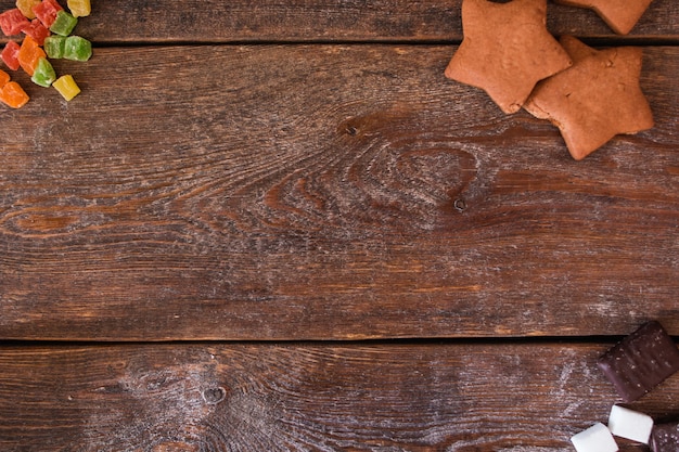 Mesa de madera vacía con dulces