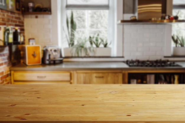 Mesa de madera vacía para exhibición de productos con fondo de cocina de estilo antiguo borroso