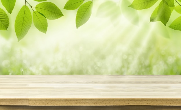 Mesa de madera vacía y follaje joven de primavera borrosa y fondo de rayo de sol. Mesa vacía para exhibición de productos.