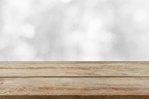 Mesa de madera vacía con fondo blanco borroso. Se puede utilizar para mostrar o montar sus productos.