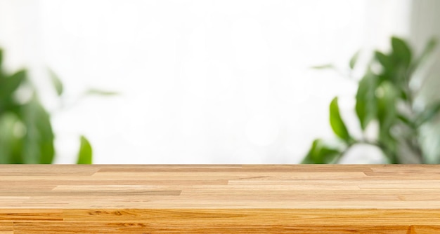 Mesa de madera vacía con fondo bokeh y luz solar para texto Maqueta de plantilla y exhibición de naturaleza verde del producto