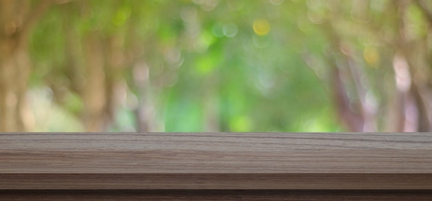 Mesa de madera vacía con fondo de bokeh.