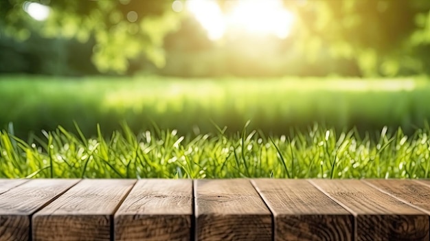 Mesa de madera vacía con fondo borroso de campos verdes y luz solar matutina