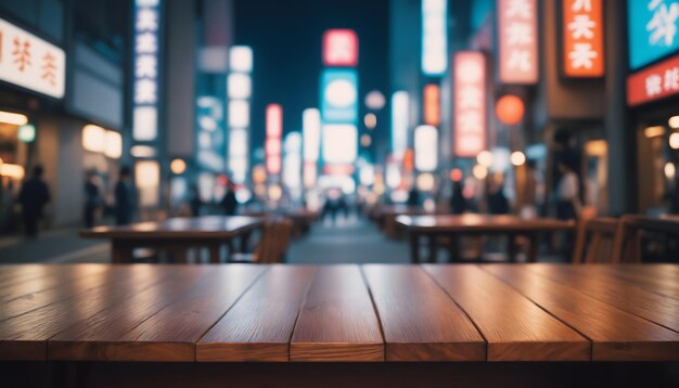 La mesa de madera vacía con el fondo borroso de la ciudad nocturna de Japón