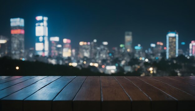 La mesa de madera vacía con el fondo borroso de la ciudad nocturna de Japón