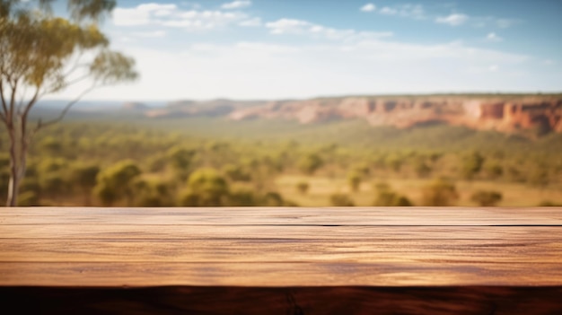La mesa de madera vacía con un fondo borroso del interior australiano Exuberante