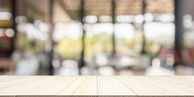 Mesa de madera vacía con fondo borroso interior del restaurante cafetería