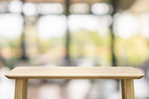 Mesa de madera vacía con fondo borroso interior del restaurante cafetería