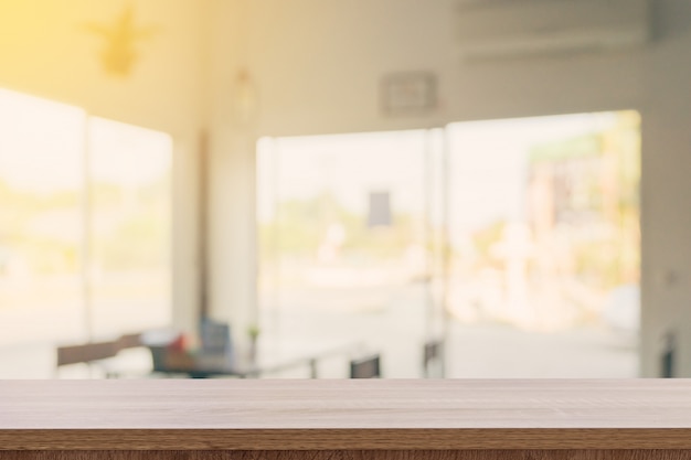 Mesa de madera vacía con fondo borroso moderno de la cafetería