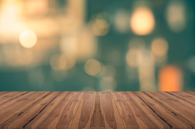 Foto mesa de madera vacía en el fondo borroso, para el montaje de sus productos