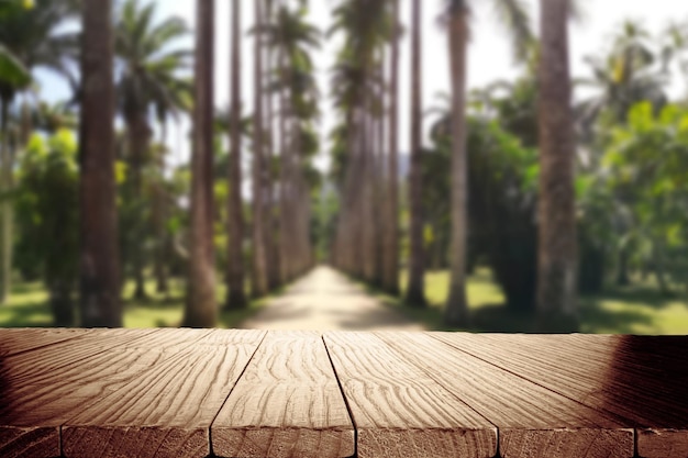 Mesa de madera vacía con fondo borroso con paisaje de naturaleza tropical Plantilla de exhibición de productos