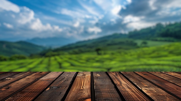 Mesa de madera vacía con un fondo borroso de la plantación de té
