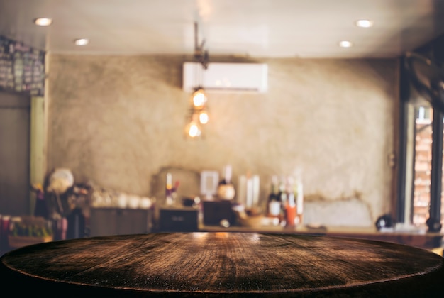 Mesa de madera vacía y fondo borroso de resumen en frente del restaurante