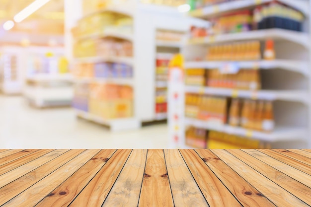 Mesa de madera vacía con fondo borroso de supermercado para la exhibición de productos