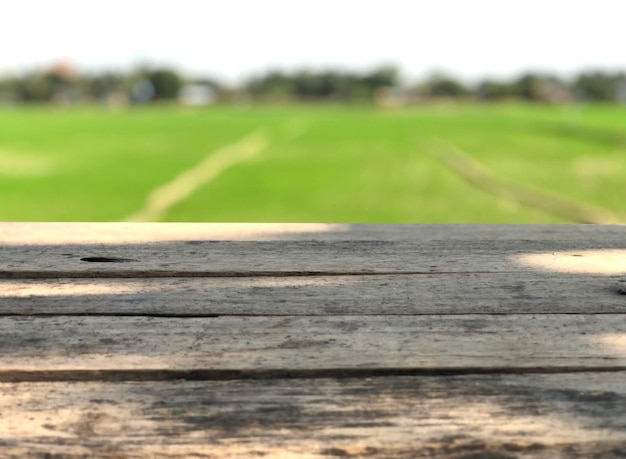 Foto mesa de madera vacía en el fondo borroso