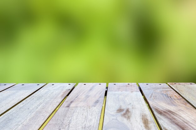 Mesa de madera vacía en el fondo del bosque