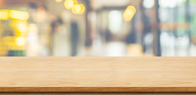 Mesa de madera vacía con fondo café borrosa