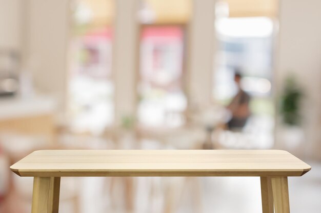 Mesa de madera vacía con fondo de desenfoque interior de restaurante cafetería