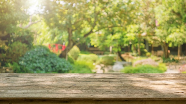 Mesa de madera vacía con fondo de estanque de jardín de parque borroso abstracto